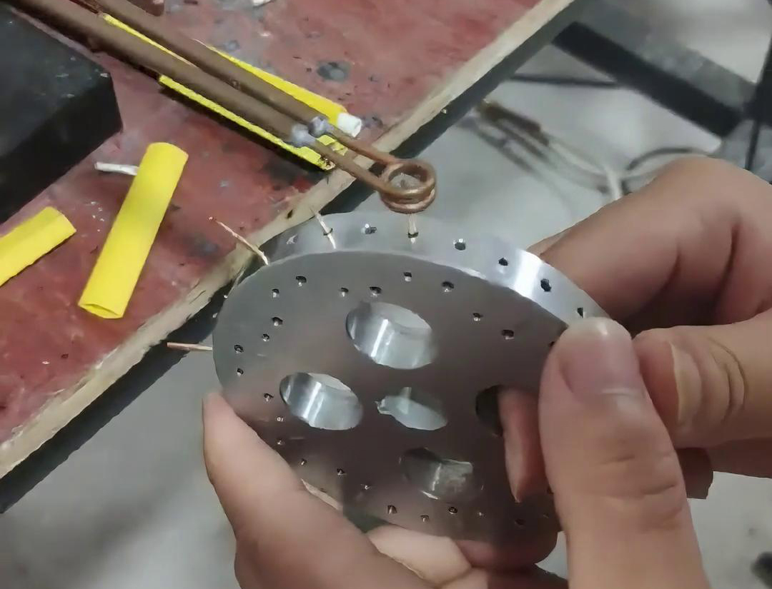 ?一款功能強大的超高頻釬焊機，專為焊接尺寸特別小的工件而設(shè)計