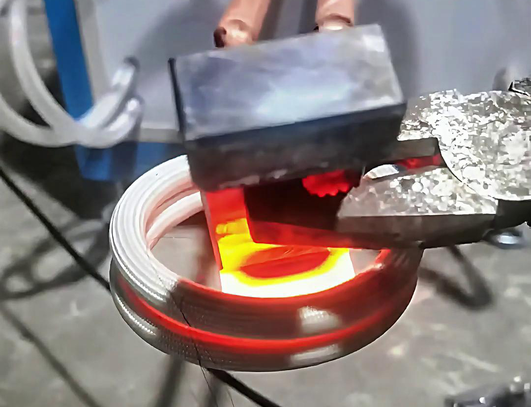 刀模淬火是一種重要的熱處理工藝，旨在提高刀模的硬度、耐磨性和使用壽命(圖2)