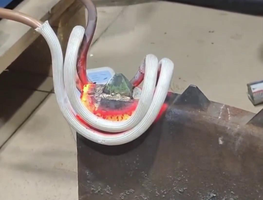 合金熱拆是一種利用高頻加熱機快速加熱帶合金金屬材料，以實現(xiàn)拆卸或維修的工藝方法