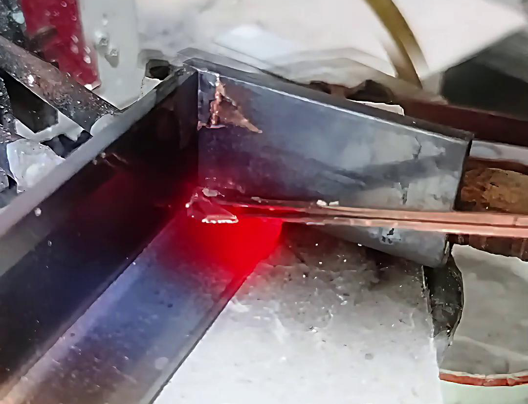 高頻焊機在銅排焊接中應根據(jù)銅排的材質、尺寸、厚度和焊接要求選擇