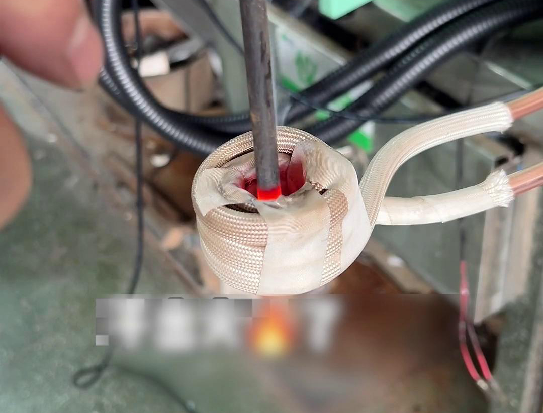 高頻感應加熱機加熱速度快，溫度均勻，適合淬火、退火工藝