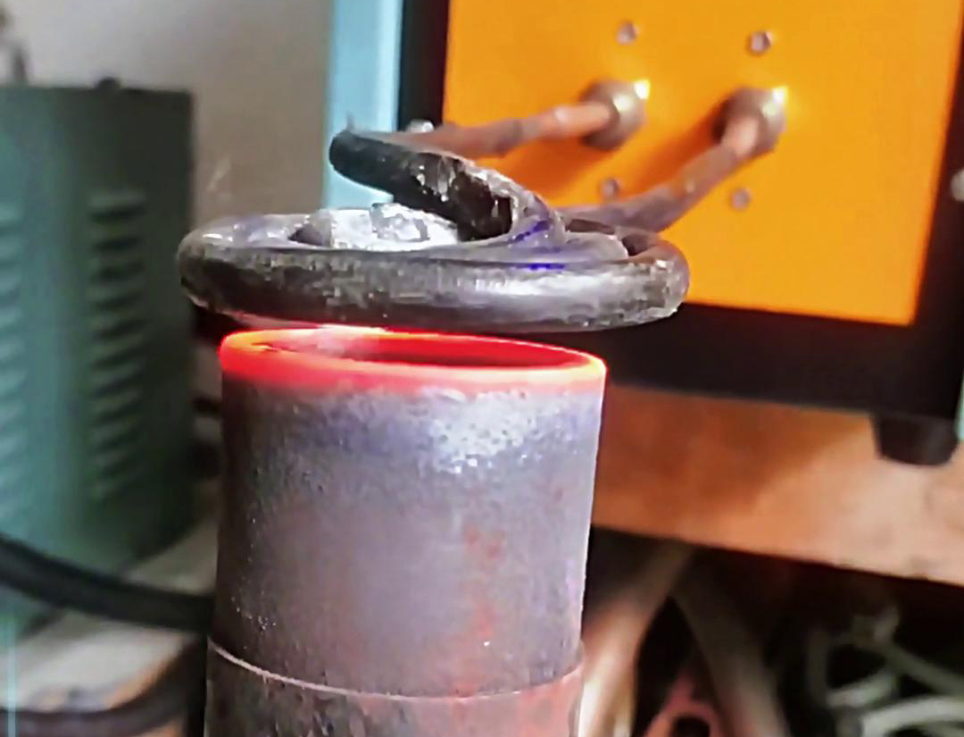 端面加熱既可以選擇普通款高頻加熱機(jī)實(shí)現(xiàn)，也可以選擇手持式高頻加熱機(jī)(圖2)