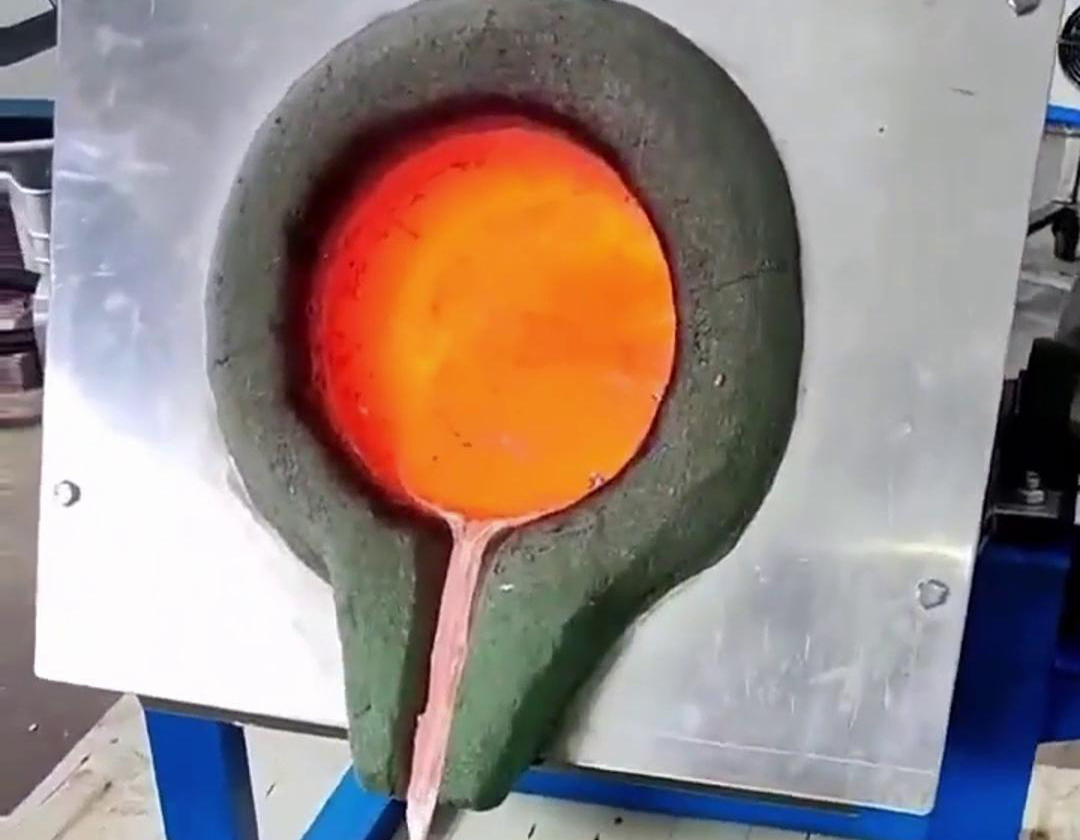 25kW 中頻感應(yīng)熔煉爐：20 公斤廢鐵高效回收解決方案(圖3)