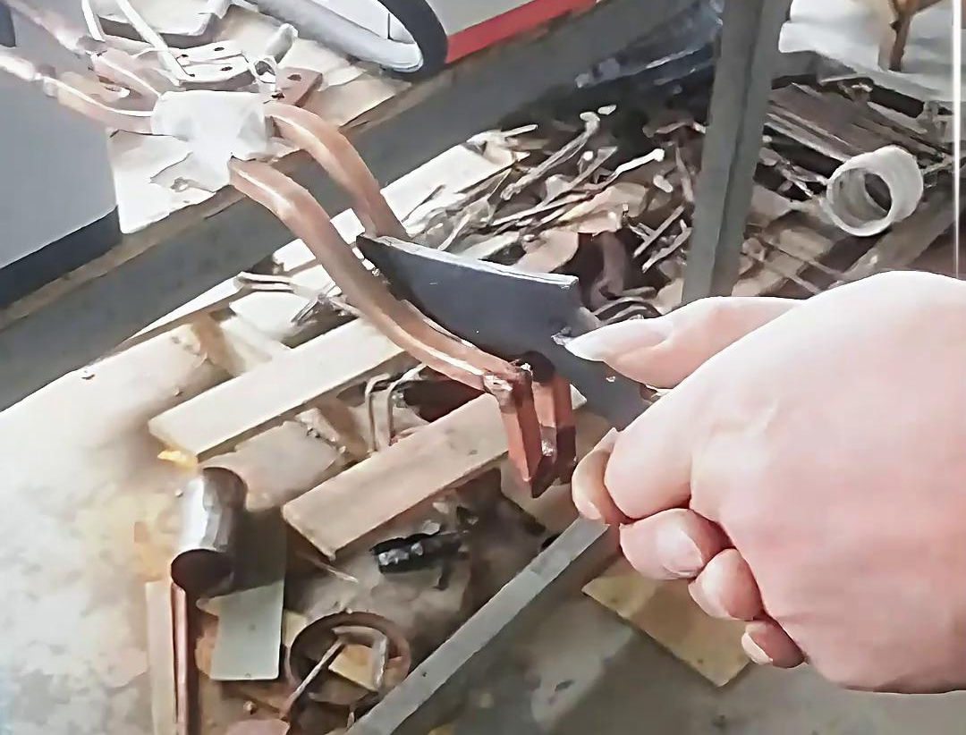 高頻淬火機(jī)和超高頻淬火設(shè)備在刀具淬火工藝中各有優(yōu)勢