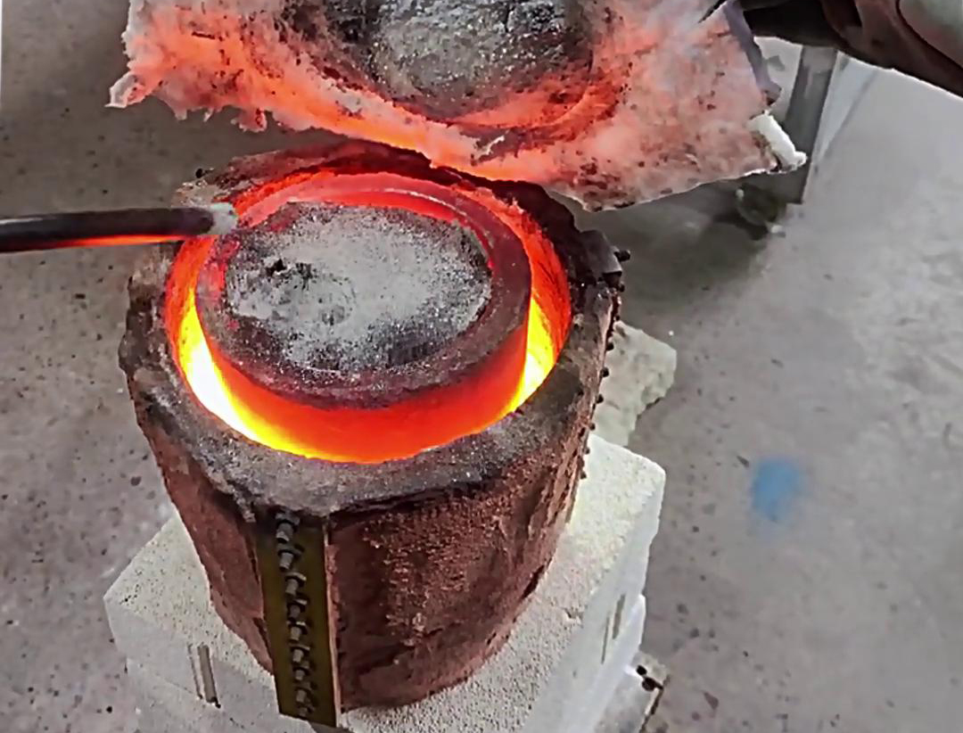 小型中頻熔煉爐，簡易保溫使加熱熔煉溫度達(dá)到2200度左右