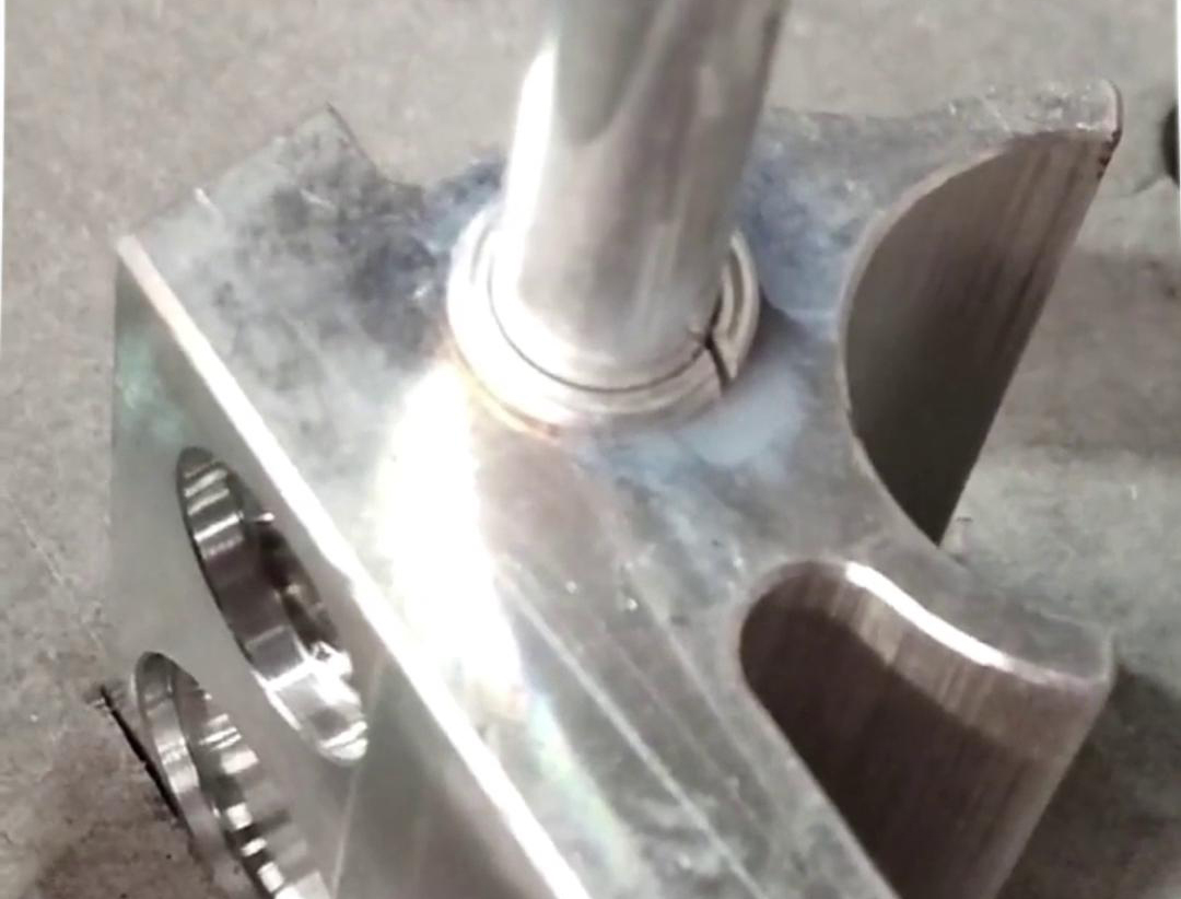 鋁管件高頻釬焊具有強(qiáng)度高、效率高、焊縫質(zhì)量高和適應(yīng)性強(qiáng)等優(yōu)點(diǎn)