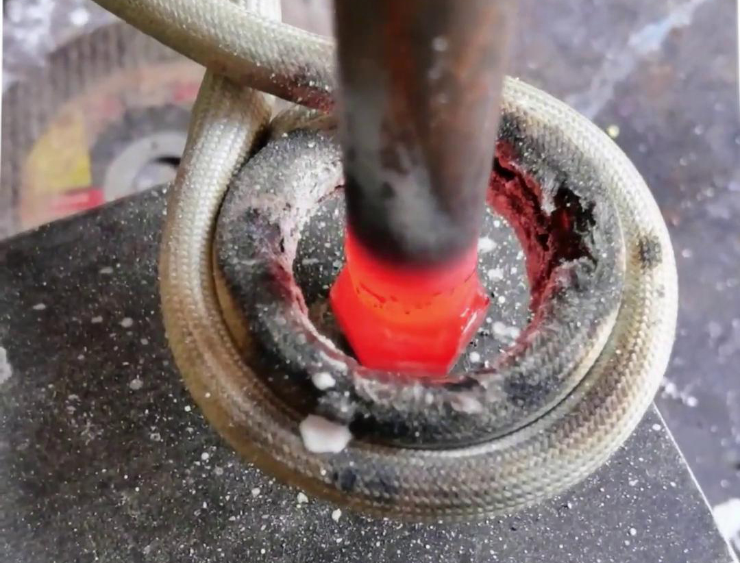 高頻焊機(jī)正在對(duì)銅管和銅螺絲接頭焊接的全過程視頻演示