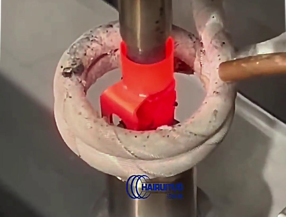 高頻自動(dòng)化釬焊設(shè)備，廣泛應(yīng)用于空調(diào)制冷配件中的銅件，鋁件、各類管件接頭自動(dòng)化焊接