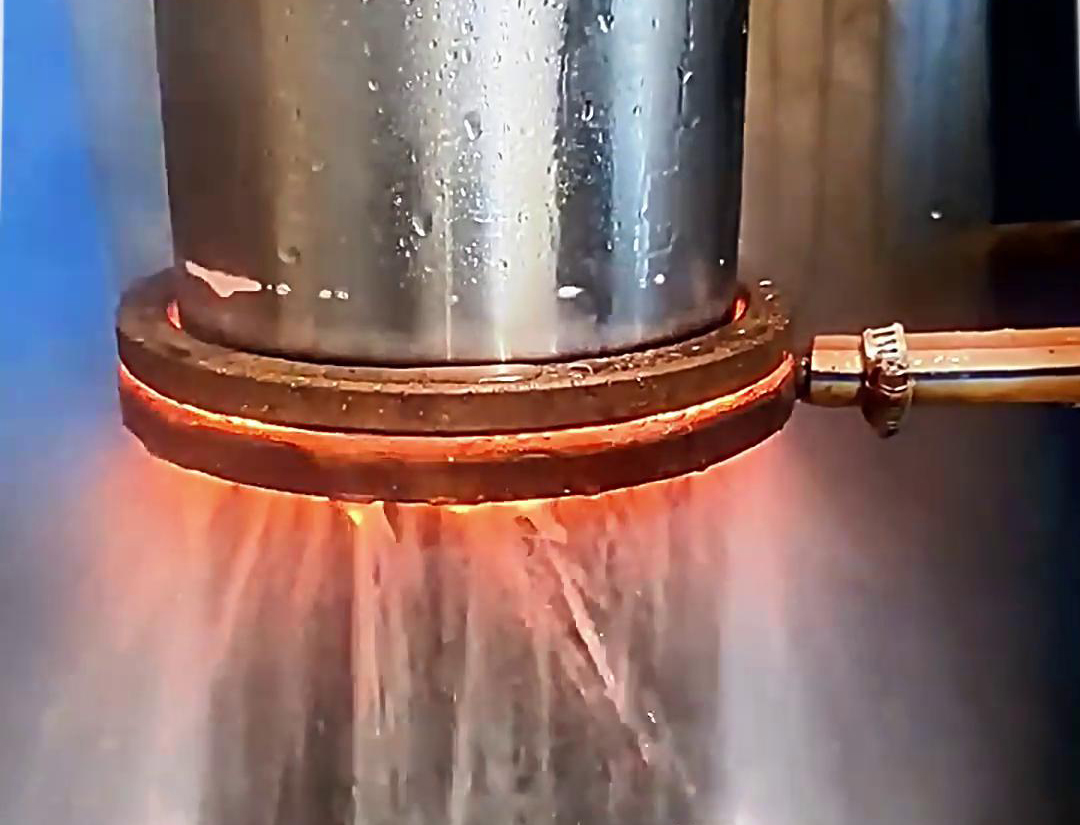 油缸使用高頻淬火設備進行淬火是一種高效、節(jié)能、環(huán)保的熱處理工藝