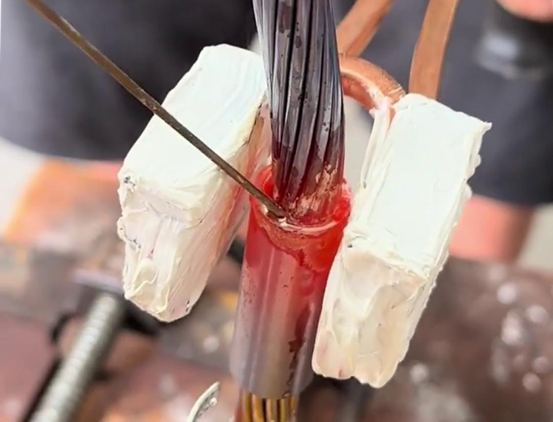 手持式高頻焊機(jī)可以廣泛應(yīng)用于銅電纜的維修、組裝和制造等領(lǐng)域的焊接使用