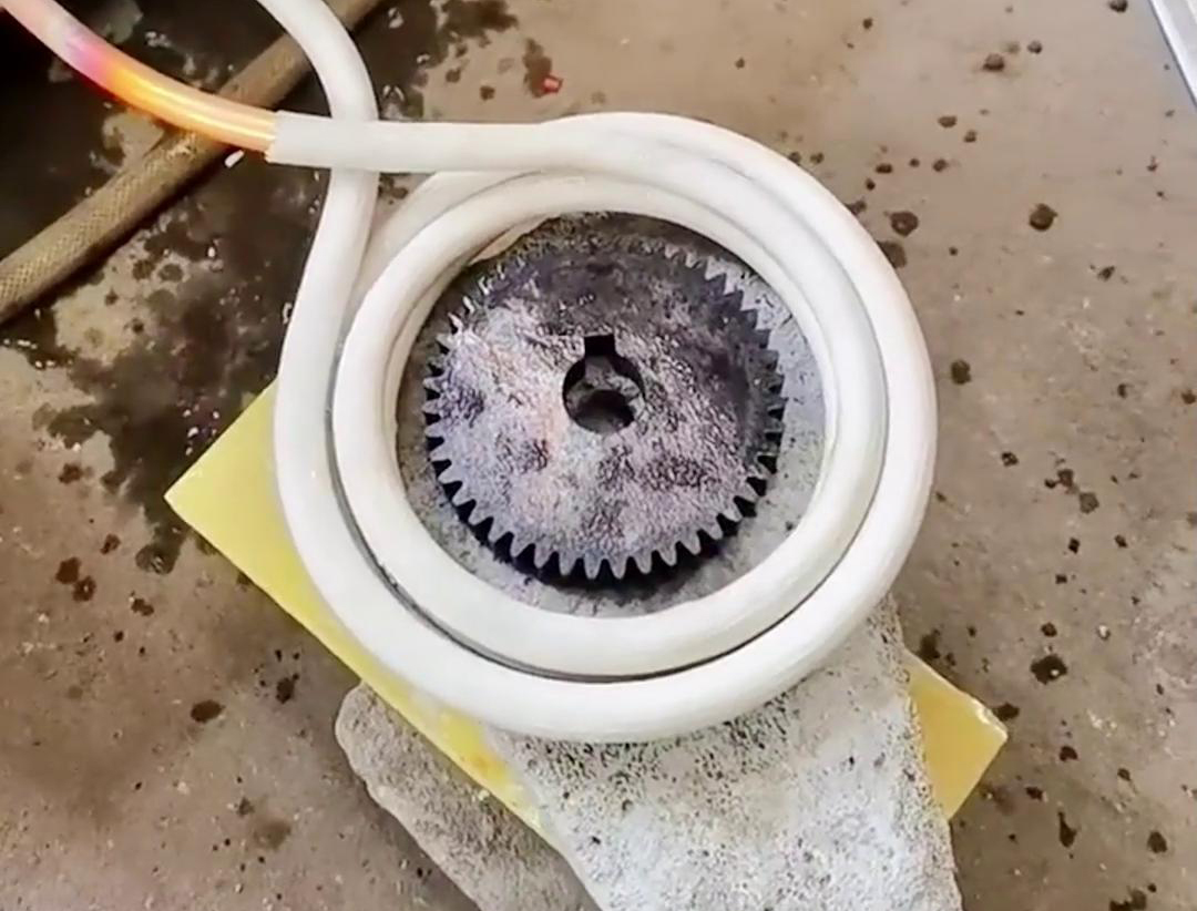 高頻淬火設備能夠使齒輪的齒根和齒面溫度升高，而心部保持原狀