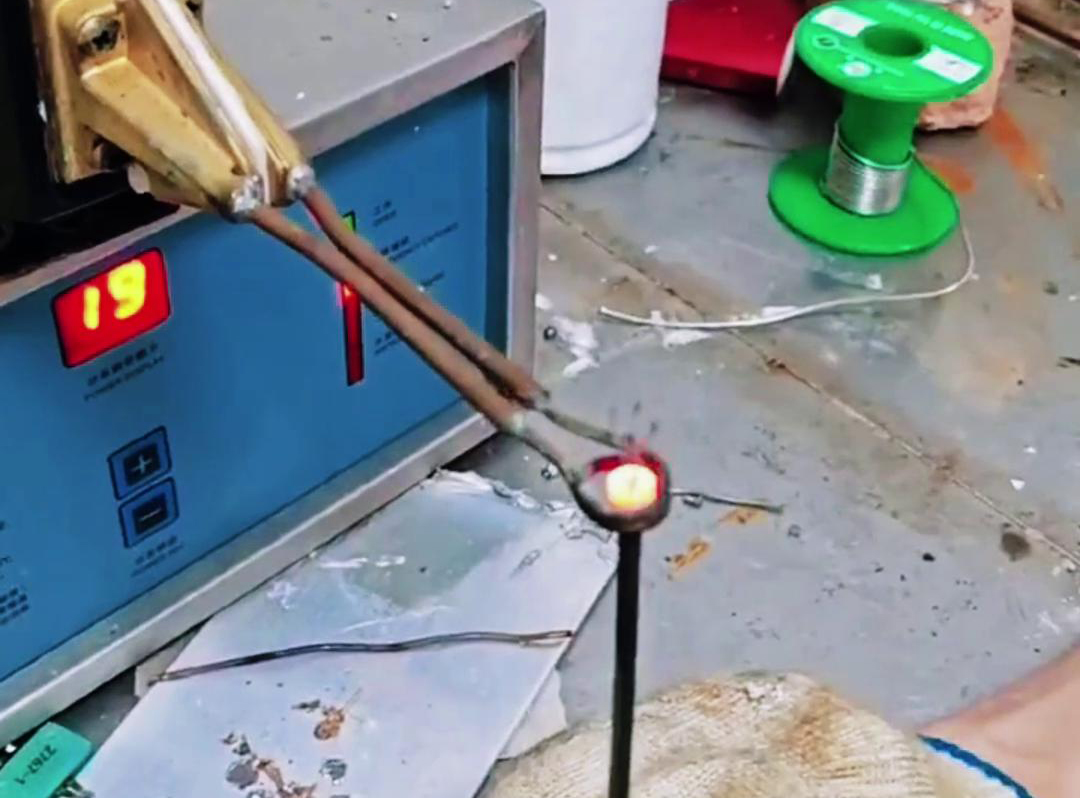 利用超高頻加熱機(jī)對(duì)熱流管進(jìn)行加熱焊接封口