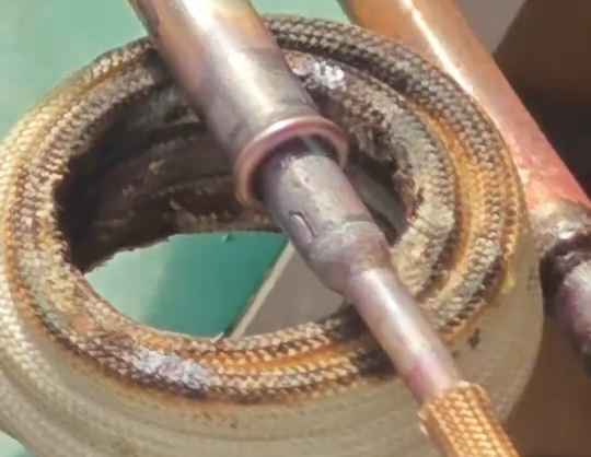 高頻焊機焊接銅管時，平焊、立焊、甚至倒焊均可行