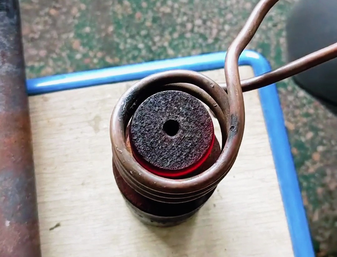 實(shí)心棒料加熱實(shí)驗(yàn)，采用了25KW的軟鏈接高頻感應(yīng)加熱設(shè)備進(jìn)行加熱