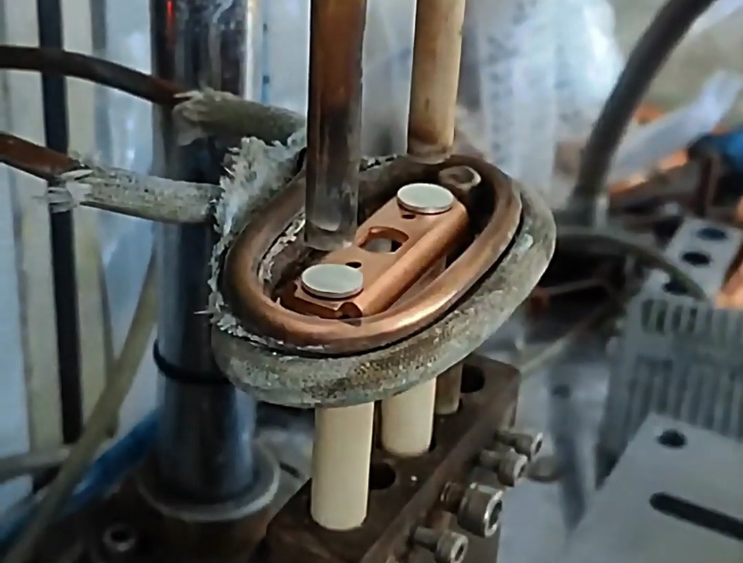 半自動銅件高頻釬焊設(shè)備，它采用人工上錫，人工裝填