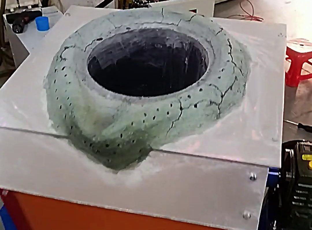 海瑞拓 5 公斤小型高頻熔煉爐：380V 三相電驅(qū)動(dòng)，坩堝 / 手搖傾倒雙模式適配多場(chǎng)景(圖3)