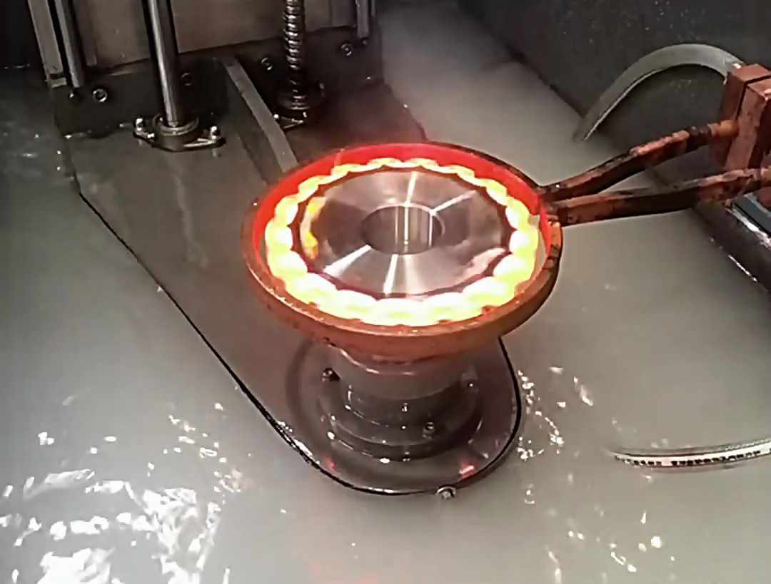 帶旋轉(zhuǎn)盤的小軸自動(dòng)化淬火機(jī)床技術(shù)解析：高效精準(zhǔn)淬火解決方案(圖3)