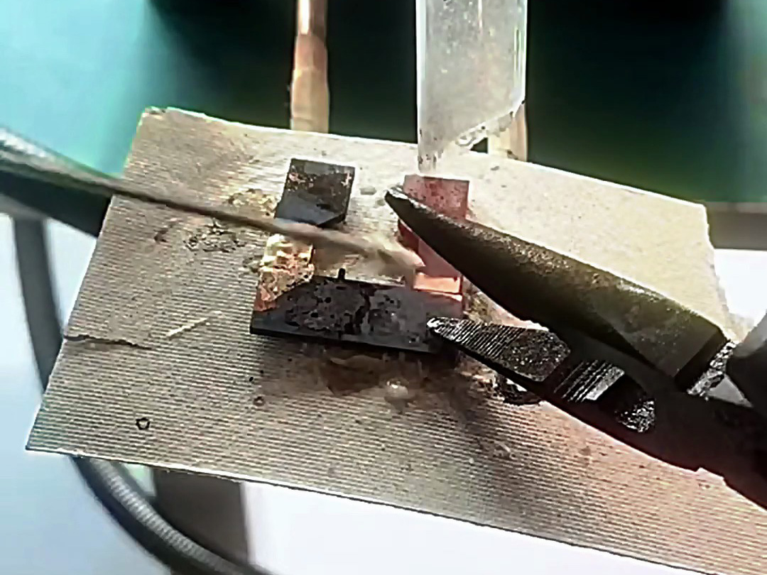 客戶郵寄的銅件樣品，要求用高頻感應(yīng)焊機釬焊，打樣焊接測試效果是否合格 