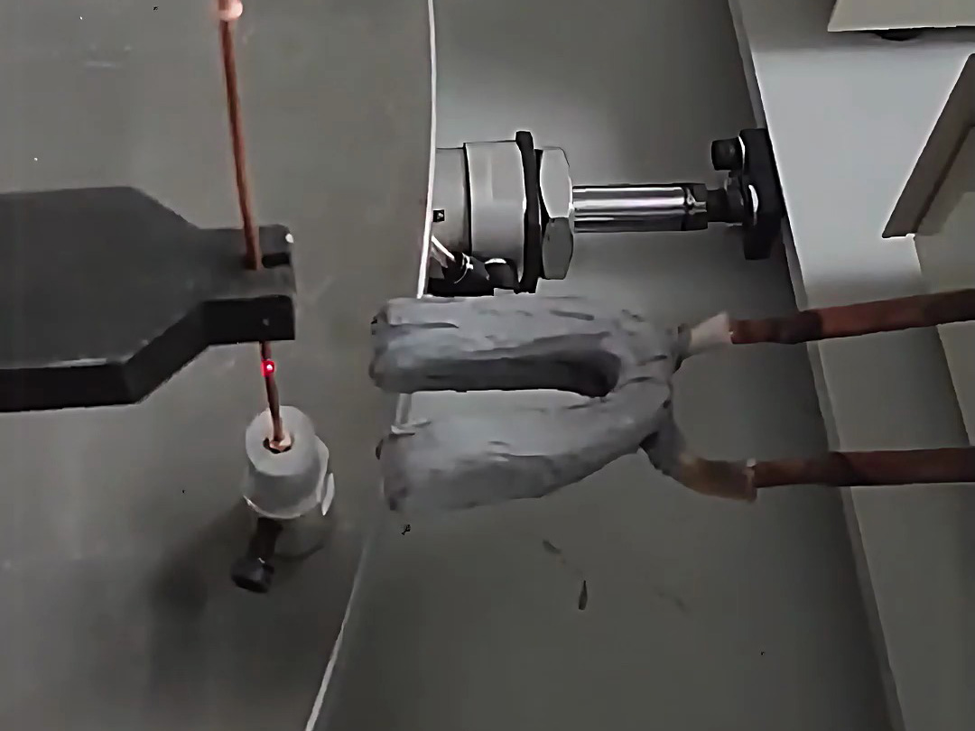 采用固定式高頻焊機(jī)配合旋轉(zhuǎn)盤(pán)而設(shè)計(jì)的雙工位銅管焊接設(shè)備