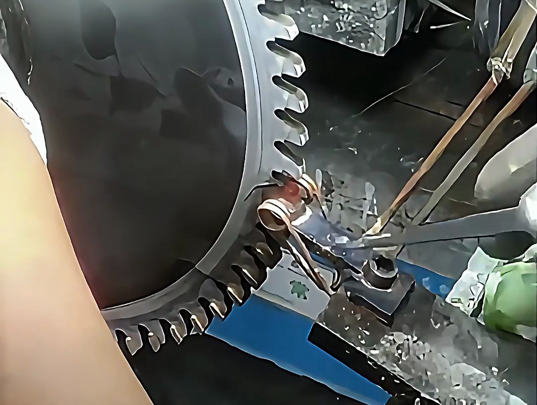 海瑞拓高頻焊機(jī)：合金鋸齒焊接的高效精確解決方案