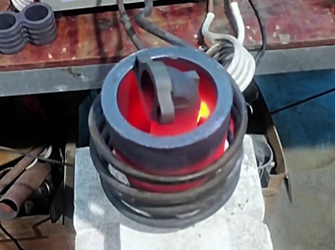 海瑞拓 5 公斤小型高頻熔煉爐：380V 三相電驅(qū)動(dòng)，坩堝 / 手搖傾倒雙模式適配多場(chǎng)景(圖2)