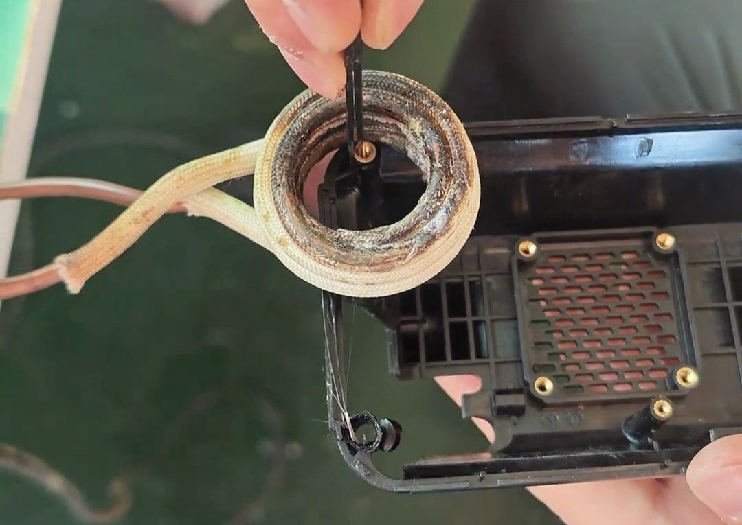 塑料五金熱分離工藝大揭秘 高頻加熱機(jī)拆金屬部件全過程 塑料件瞬間分離