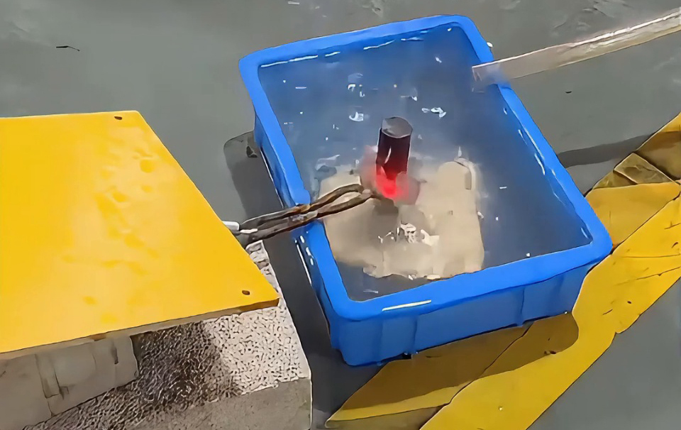 粉絲問 “高頻加熱能在水中直接加熱工件嗎？” 實測：海瑞拓高頻設(shè)備真能做到！