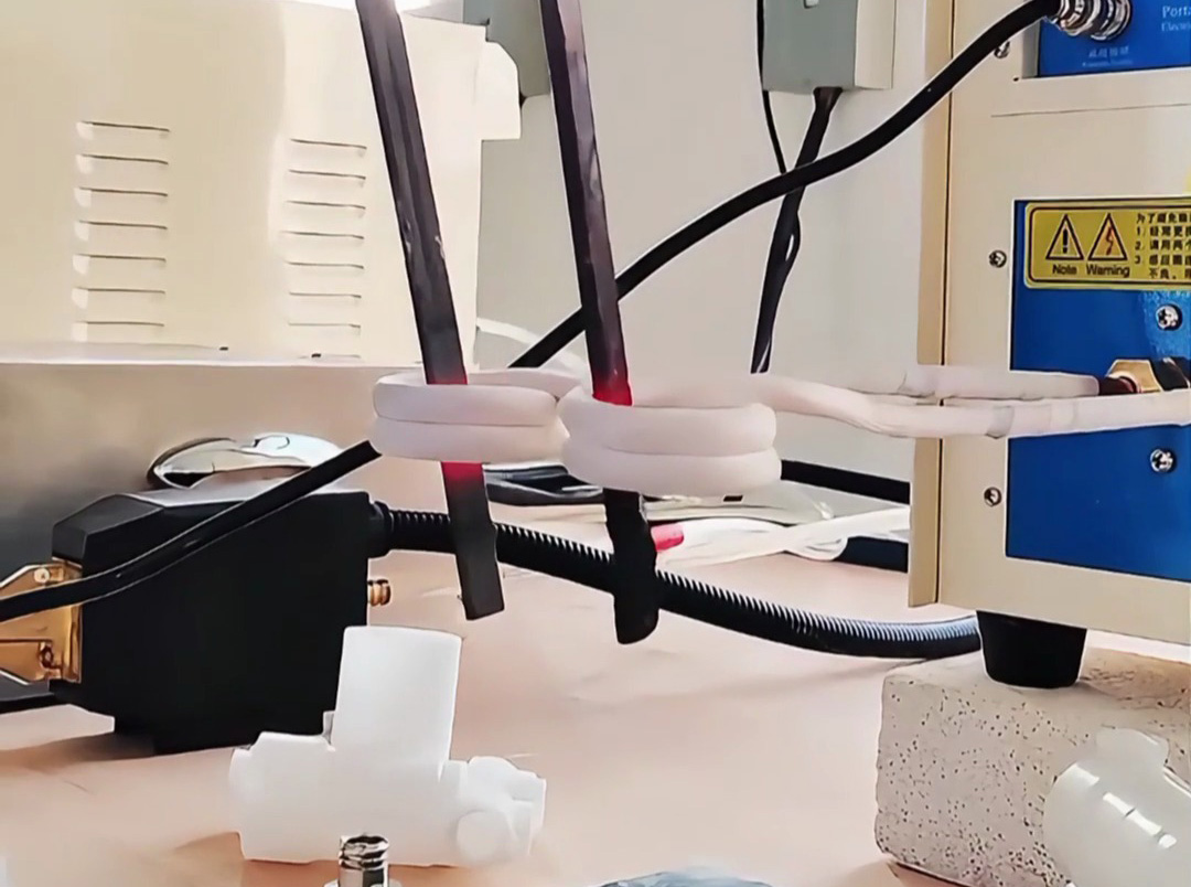 高頻加熱機一拖二同時加熱，生產(chǎn)效率翻倍！