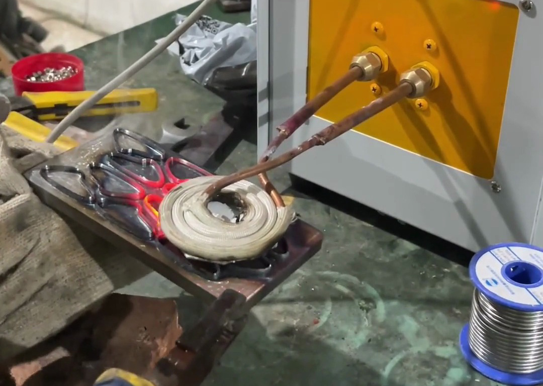 小型高頻淬火機：3秒淬硬，刀具耐用度翻倍！