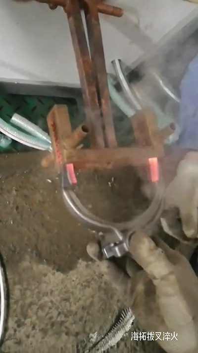 高頻加熱機(jī) 撥叉淬火，1.7秒一個(gè)，質(zhì)量杠杠滴