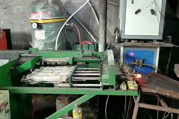 中頻透熱爐 氣壓驅(qū)動自動送料加熱鍛造爐