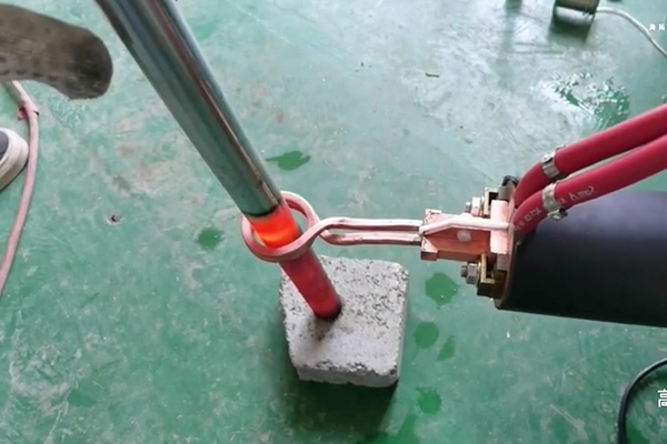 簡易手持式高頻加熱機(jī)對不銹鋼棒加熱淬火試樣