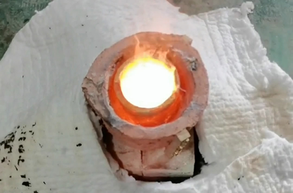 鋁錠熔煉爐廣泛應(yīng)用于黑、有色金屬的熔煉(圖1)