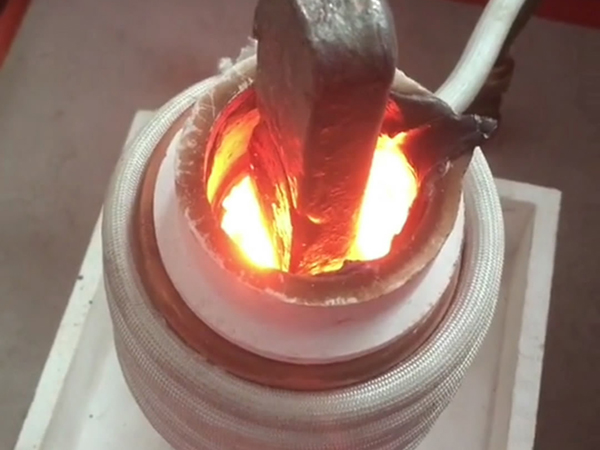 從三個(gè)方面概括了中頻熔煉爐鑄鐵的發(fā)展趨勢(shì)(圖1)