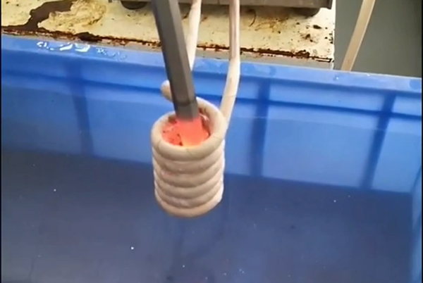 高頻感應(yīng)加熱設(shè)備生產(chǎn)廠家—過保兩年還免費(fèi)售后(圖1)