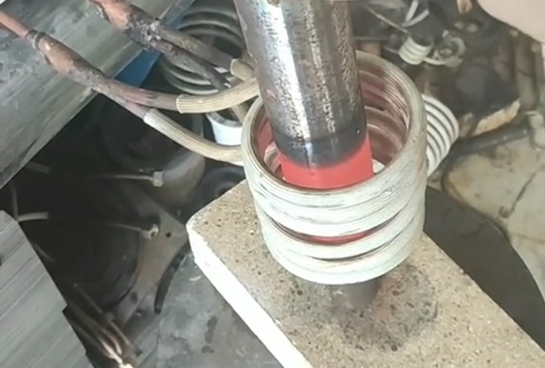 選一個好的小型高頻淬火機(jī)廠家,主要看幾個方面