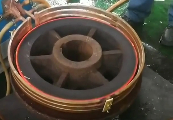 淬火機(jī)淬火時(shí)無(wú)需人工操作,淬火一鍵完成,節(jié)約人力成本。